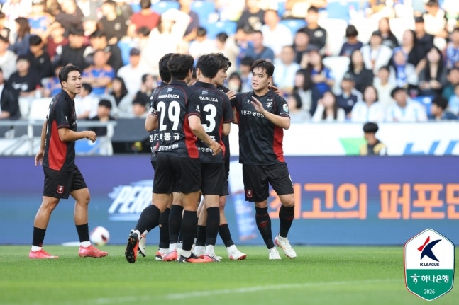 부천FC 선수들이 박정인의 골이 터지자 기뻐하고 있다. 프로축구연맹 제공