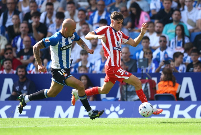축구 축구 - 라리가 - 에스파뇰 v 아틀레티코 마드리드 - RCDE 스타디움, 코르넬라 데 요브레가트, 스페인 - 2026년 10월 17일 아틀레티코 마드리드의 다니 마르티네스와 에스파뇰의 반야 드르쿠시치 REUTERS연합뉴스