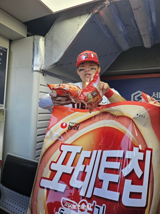 KIA 김도영이 17일 준플레이오프 1차전 승리 뒤 KBO의 ‘타격감상’을 받아 부상으로 받은 과자를 기자들에게 나눔 하고 있다. 광주 | 김은진 기자