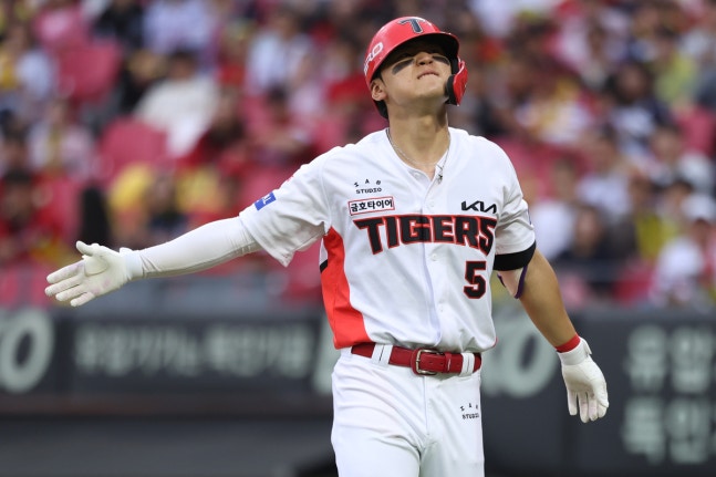 KIA 김도영이 18일 준플레이오프 2차전에서 오른 팔에 강속구를 맞고 고통스러워 하고 있다. KIA 타이거즈 제공