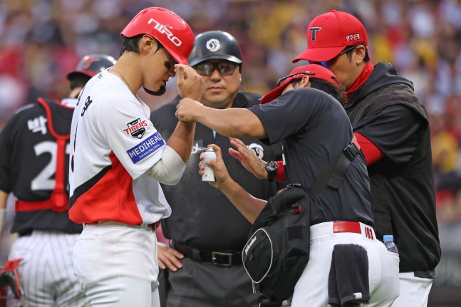 KIA 김도영이 18일 준플레이오프 2차전에서 팔뚝에 강속구를 맞은 뒤 임시 치료 받고 있다. KIA 타이거즈 제공