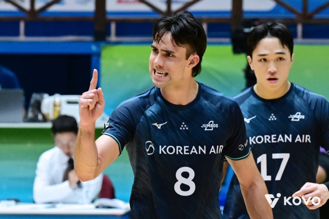 대한항공 케트진스키가 19일 전남광주 여수시 진남체육관에서 열린 2026 여수 NH농협컵 프로배구대회 남자부 A조 삼성화재와 경기에서 득점한 뒤 세리모니를 하고 있다. 프로배구연맹 제공