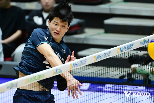 대한항공 케트진스키가 19일 전남광주 여수시 진남체육관에서 열린 2026 여수 NH농협컵 프로배구대회 남자부 A조 삼성화재와 경기에서 스파이크를 시도하고 있다. 프로배구연맹 제공