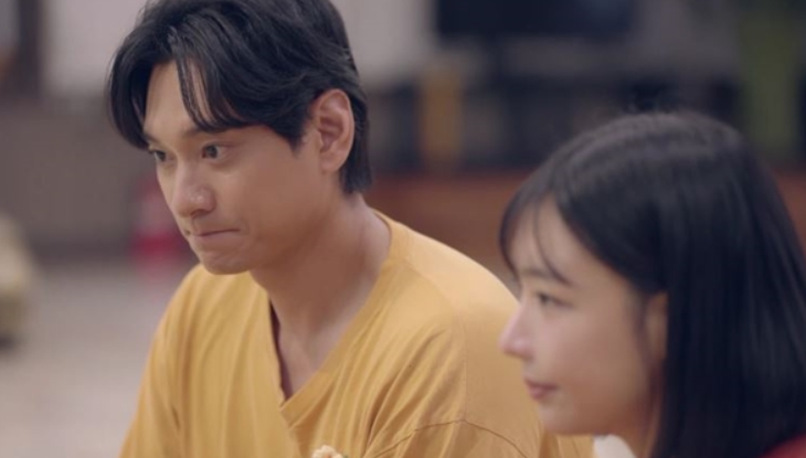 「新郎授業2」のキム・ヨハンとオ・ヨニが並んで座る場面
