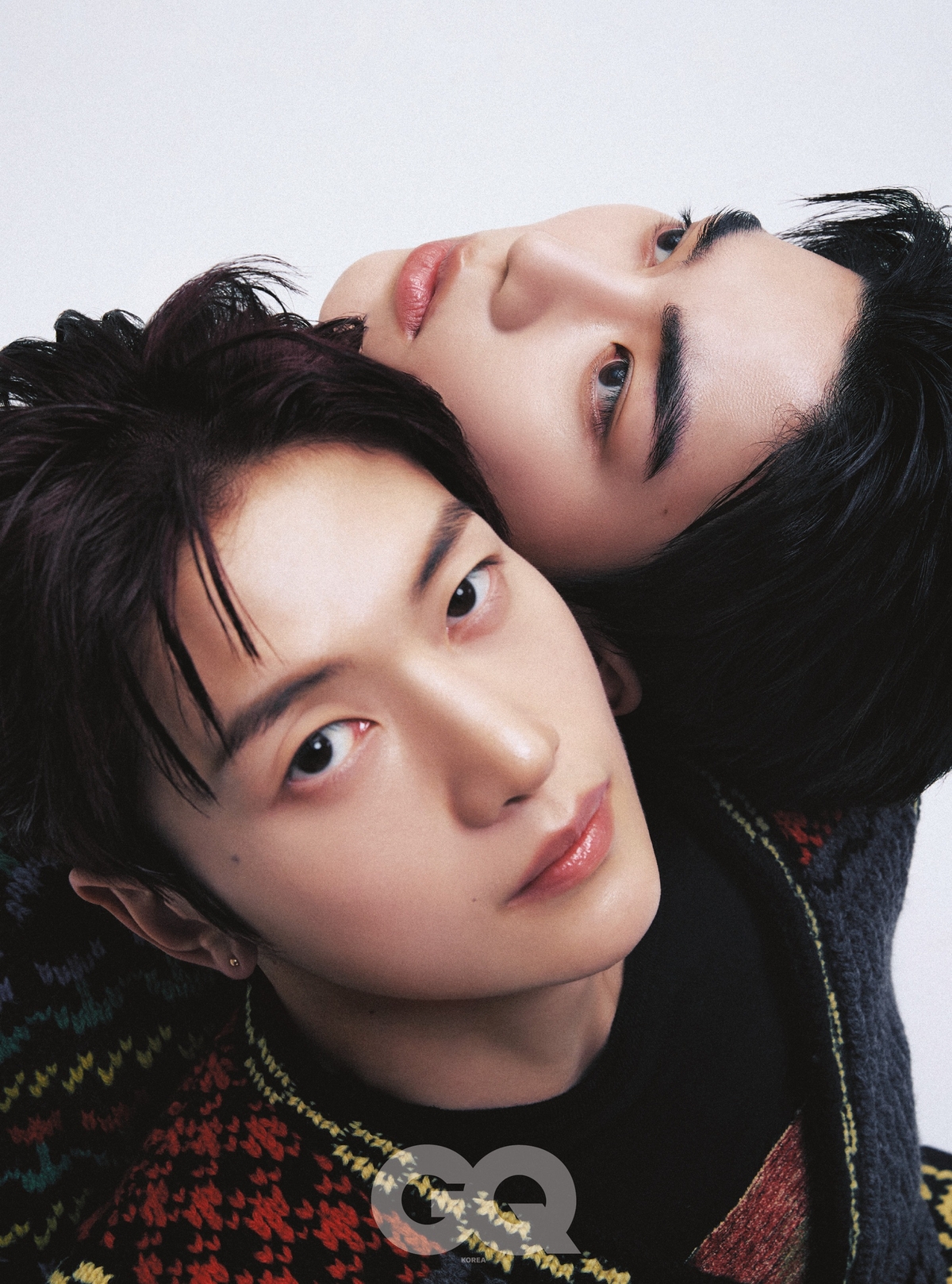 GQ Koreaのロゴを背景に、ZEROBASEONEのユニットEMPを構成するソク・マシューとパク・ゴヌクが顔を寄せて写るポートレート