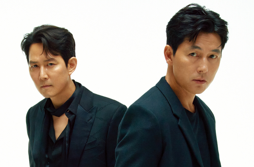 黒い衣装を着たチョン・ウソンとイ・ジョンジェ