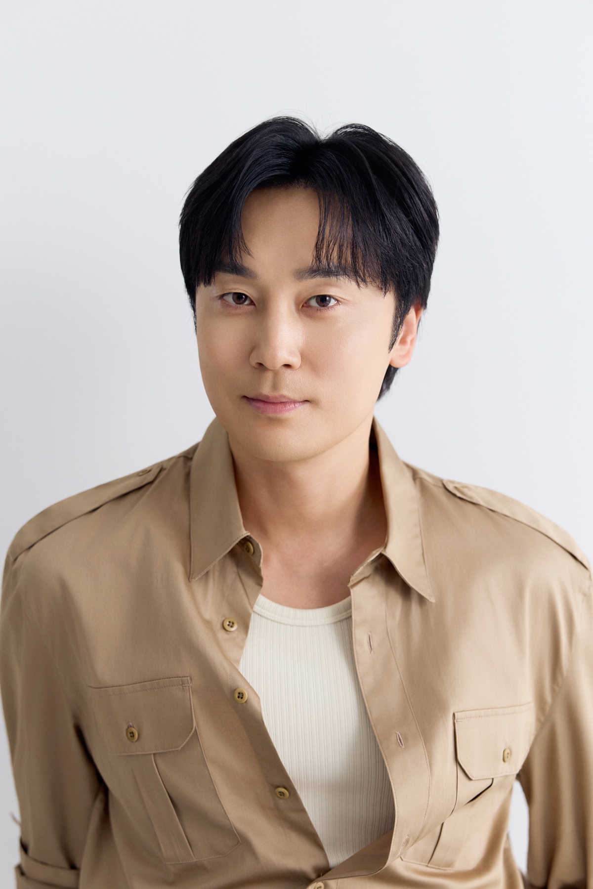 ベージュのシャツ姿で正面を向く俳優ソ・ヒョヌ