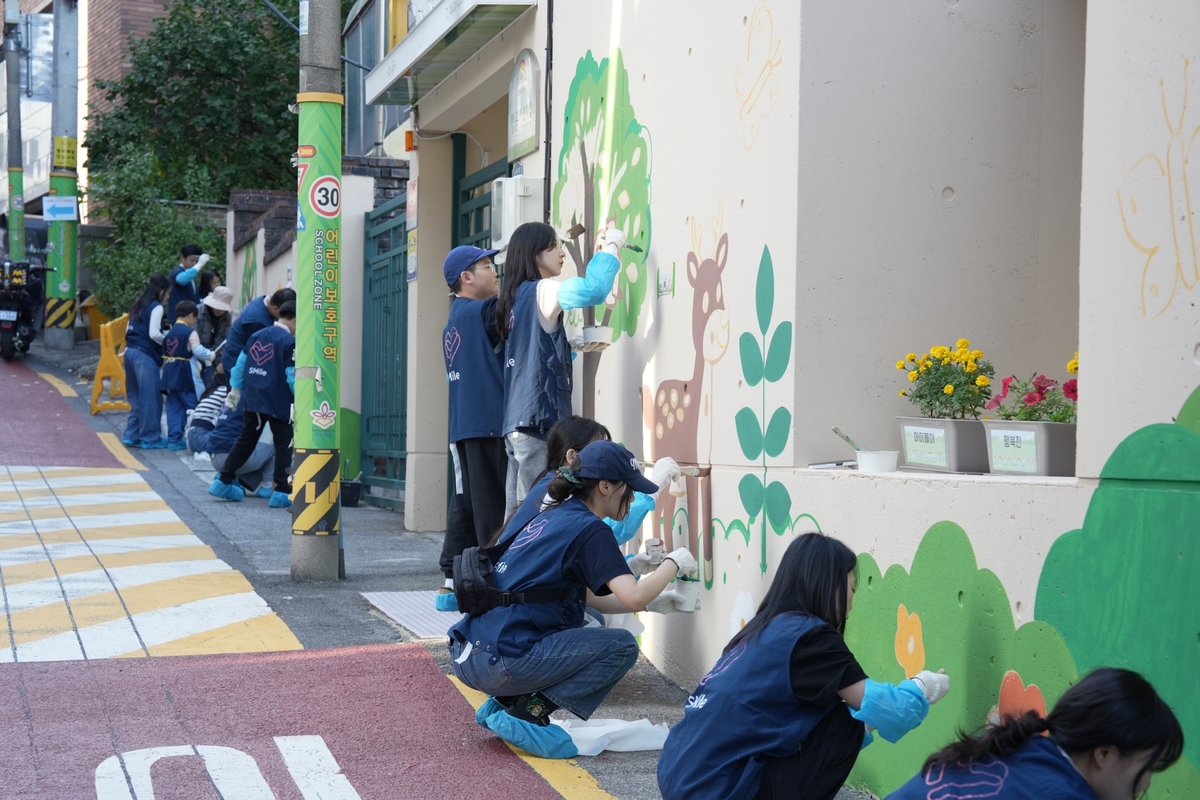 SMの職員らが、ソウルの保育園の外壁に動物や植物の壁画を描く