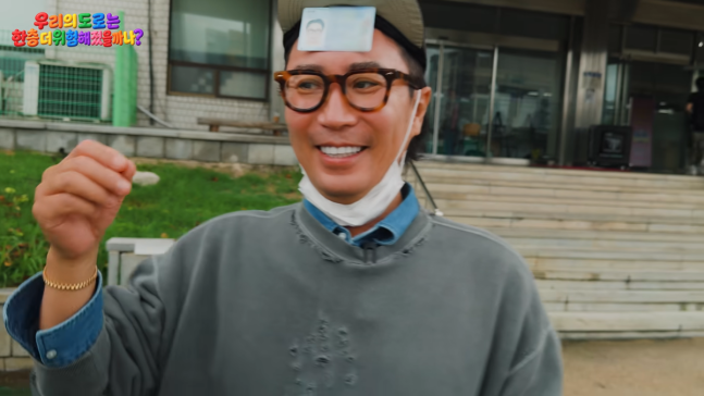YouTube企画で、運転免許の取得を報告するチョン・ジェヒョン