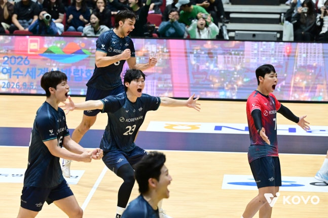 대한항공 선수들이 우승을 확정한 뒤 함께 기뻐하고 있다. 프로배구연맹 제공