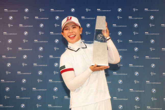 요시다 유리가 25일 전남광주 해남군 파인비치 골프링크스에서 끝난 LPGA 투어 BMW 레이디스 챔피언십에서 우승한 뒤 트로피를 들어올리며 활짝 웃고 있다. 게티이미지코리아