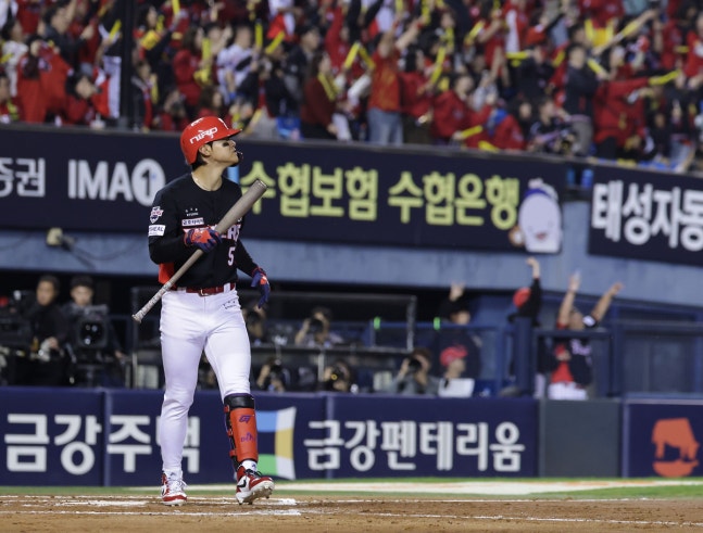 KIA 김도영이 20일 준플레이오프 3차전에서 2회초 만루홈런을 때린 뒤 타구를 확인하고 있다. 연합뉴스