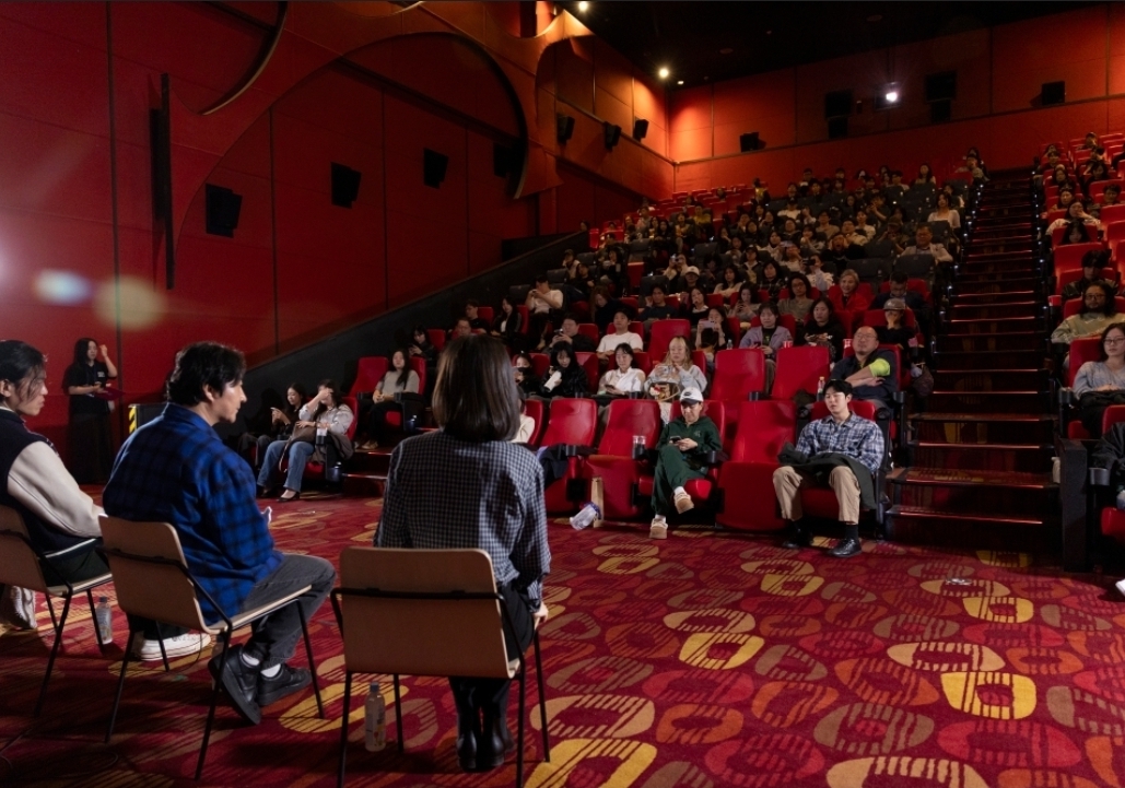 仁川映画週間の会場で、観客が映画人とのトークに参加する様子