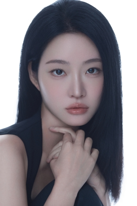黒い衣装でカメラを見つめる俳優チュ・ハヨンの新しいプロフィール写真