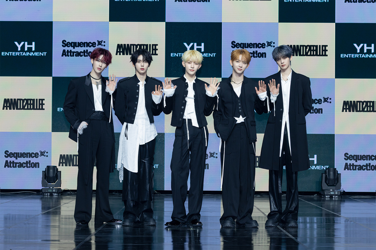 2ndミニアルバムのショーケース会場で、黒と白の衣装を着て並ぶAND2BLEの5人