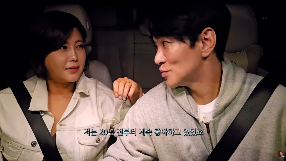 車内で向き合うソルビとイ・ギュハン。画像には「20年前からずっと好きだった」と韓国語の字幕が入っている。