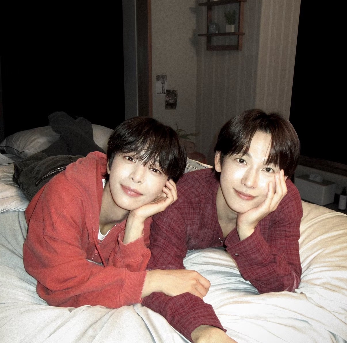 ドラマ『나의 유죄인간』のイム・シワンとソル・イナがベッドに並んで頬に手を添える写真