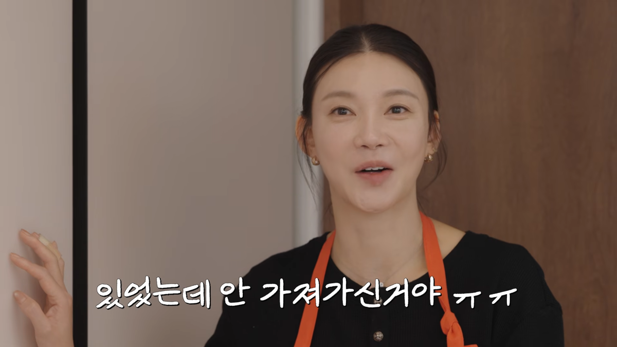 料理動画で、オレンジ色のエプロンを着けたチャ・イェリョンが、冷凍庫にイカがあったのに持っていかなかったと話す場面