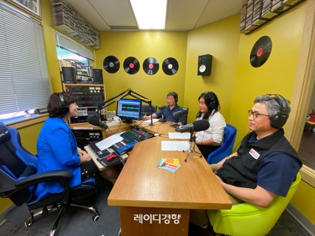 미국 워싱턴주 상공회의소 사람들이 한국어 라디오 방송국 '라디오 한국' <요즘 우리는>에 출연해 진행자와 대담을 진행하고 있다. 시애틀|이유진 기자