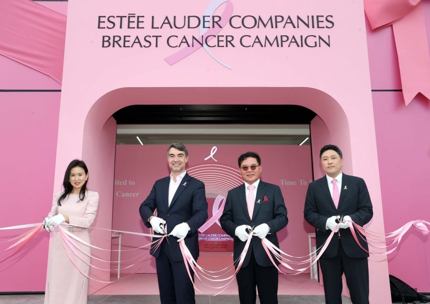 2025 핑크리본 팝업 오픈 리본 커팅 세레머니 - 에스티 로더 컴퍼니즈 코리아와 대한암협회 관계자들이 2025 핑크리본 팝업 오픈을 기념해 리본 커팅 세레머니를 진행하고 있다. (좌측부터 에스티 로더 컴퍼니즈 코리