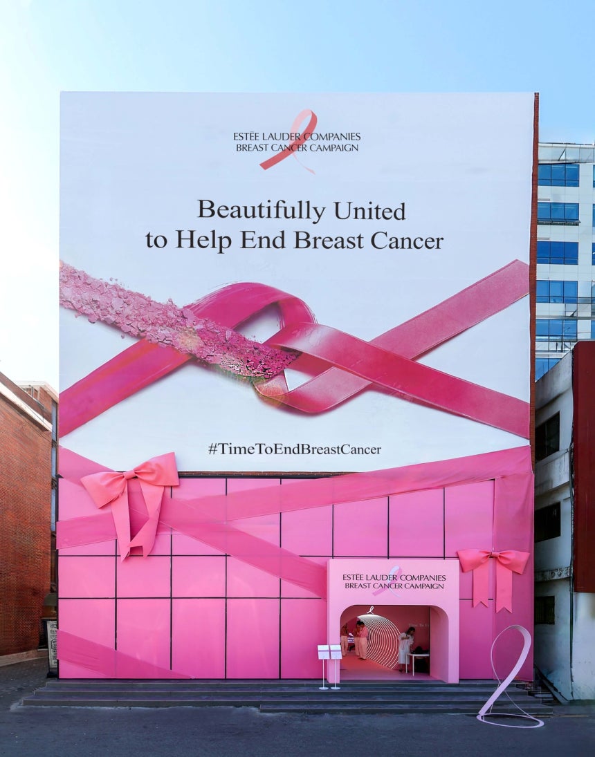 핑크 컬러와 리본으로 꾸며진 에스티 로더 컴퍼니즈의 ‘핑크리본 팝업’.