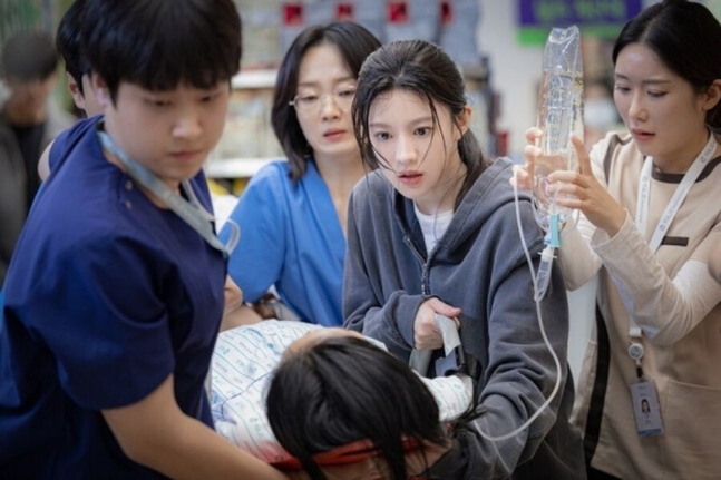 기사/뉴스 고윤정 주연 '슬전생', 의료 파업 여파로 무기한 연기...넷플릭스 위약금도 걱정 | 인스티즈