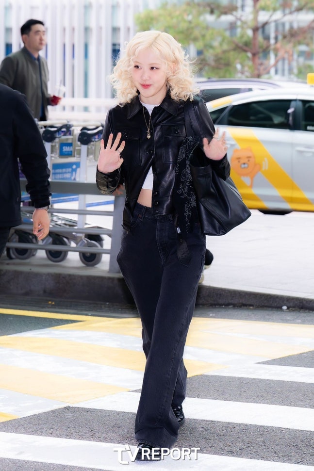 로제 걸어다니는 인형같은 인천공항 출국사진
