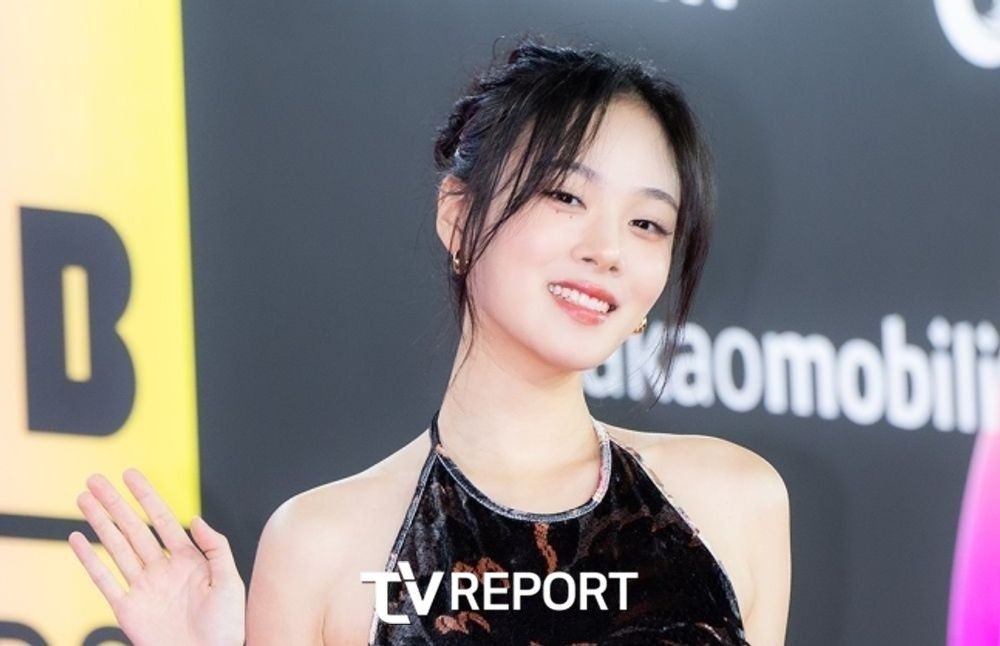 <b>비비</b>, 콘서트 도중 출혈 사태…<b>응급 처치</b> 후 노래 불렀다 [리폿-트]