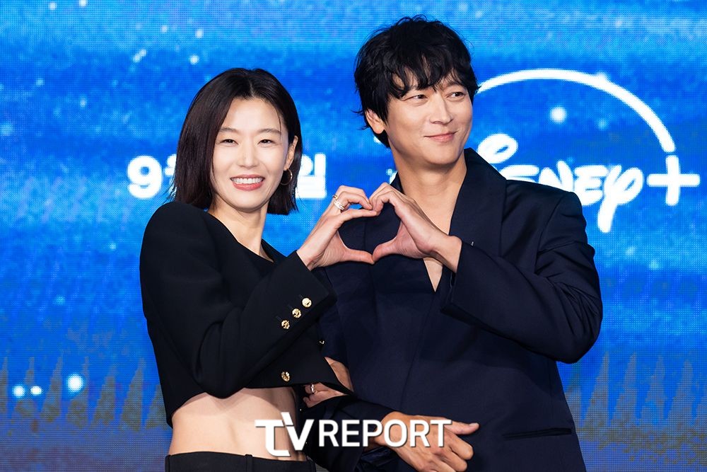 [T포토] <b>전지현</b>-<b>강동원</b> '미소가 나오는 <b>케미</b>'