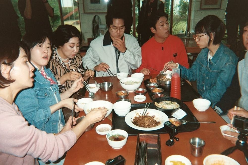<b>류준열</b> 빠진 '<b>응팔</b>' <b>10주년</b> MT… 타임머신 탄 듯한 사진 한 장 [RE:스타]