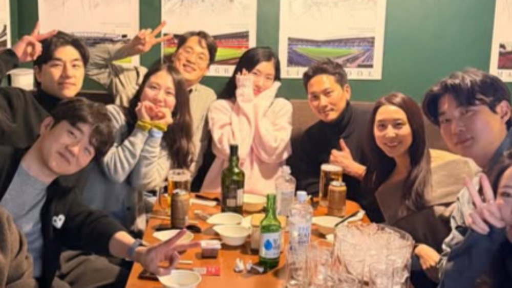 '따돌림 논란' 31기 순자, '옥순·영숙 제외' 영자 생일 파티서 포착→♥경수와 밝은 미소 [RE:스타]