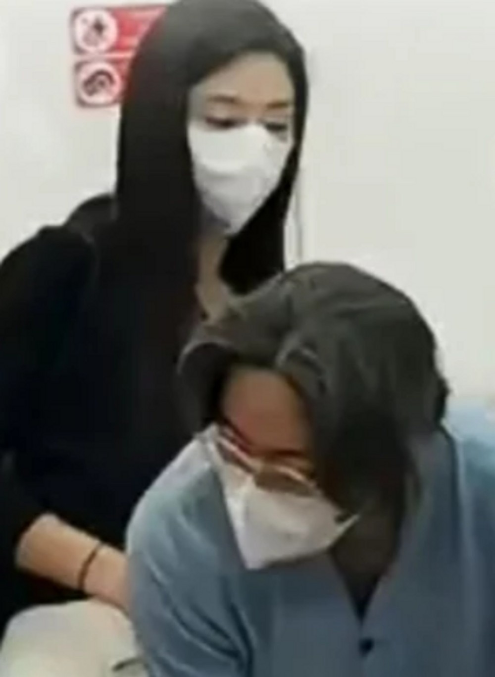 <b>배용준</b>, 몰라보게 바뀐 '<b>백발</b>' 근황 이어…박수진은 '청순 미모' 그대...