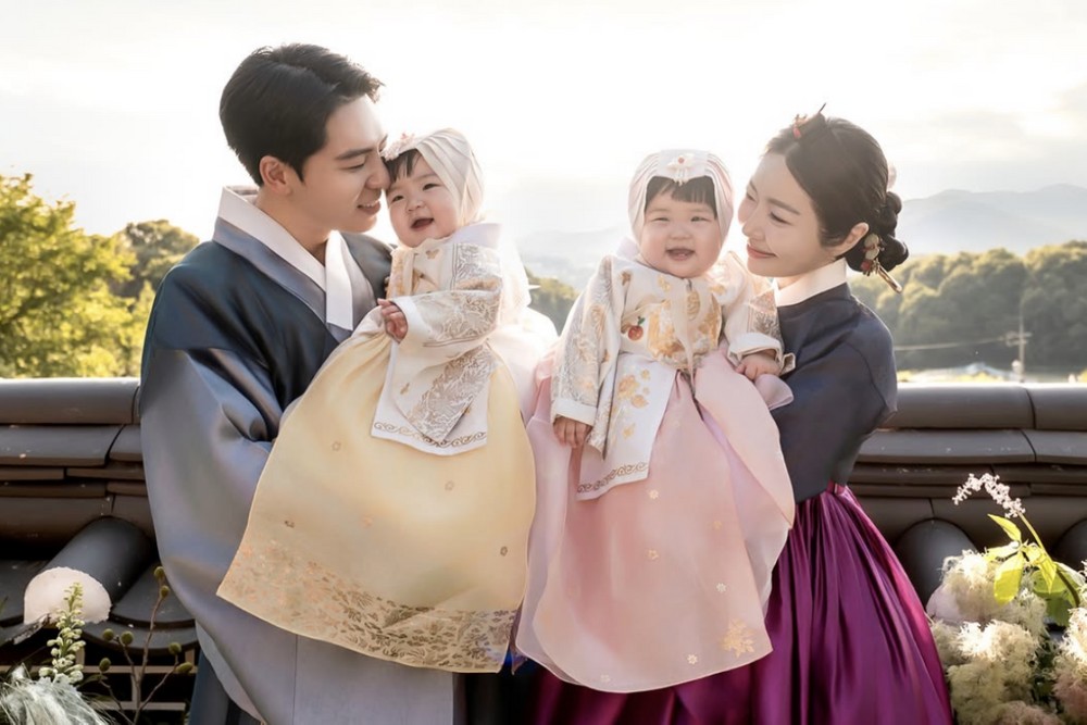 레이디제인♥임현태, 쌍둥이 딸 첫돌 기념사진 공개…네 식구 완전체 [RE:스타]