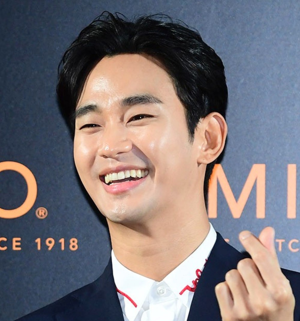 '활동 중단' 김수현, 1년 4개월 만에 깬 공백기…팬들 "보고 싶었어요" ...