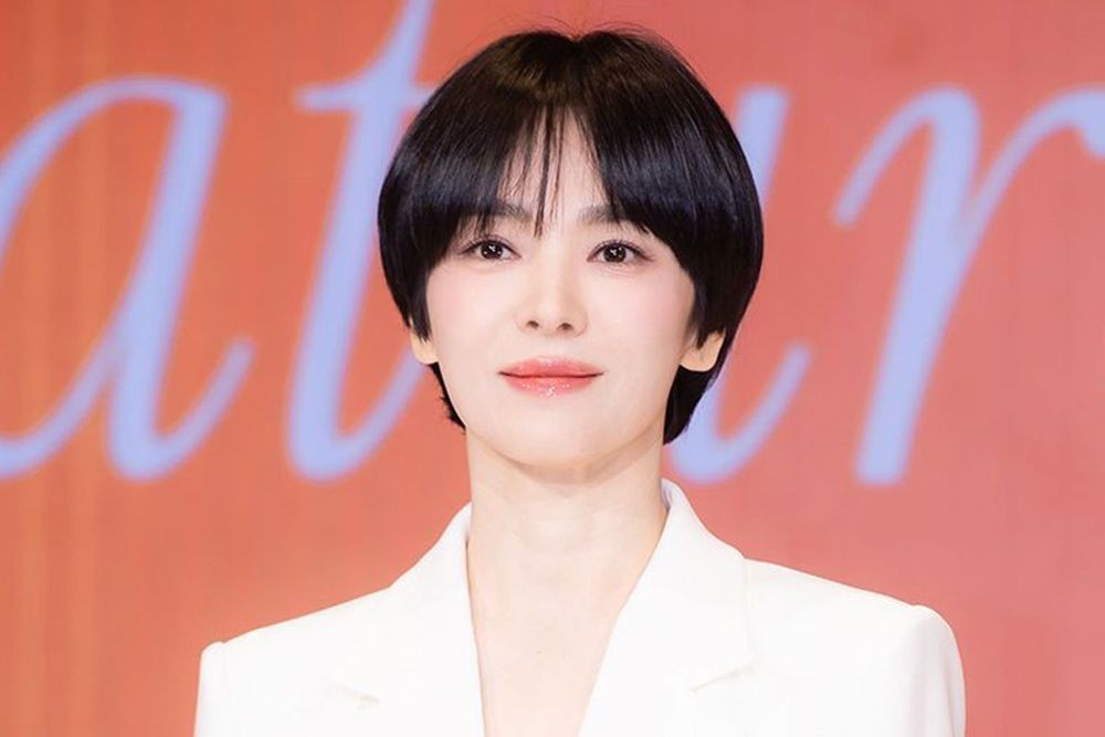 <b>송혜교</b>, <b>남사친</b>과 다정한 투샷…'흰 티+청바지'에도 독보적 아우라 [RE:...