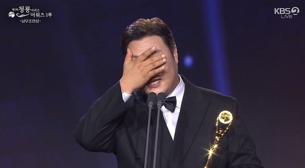<b>윤경호</b>, <b>남우조연상</b>에 눈물 "하고 싶은 말 많은데 간단히 하라고" [청룡...
