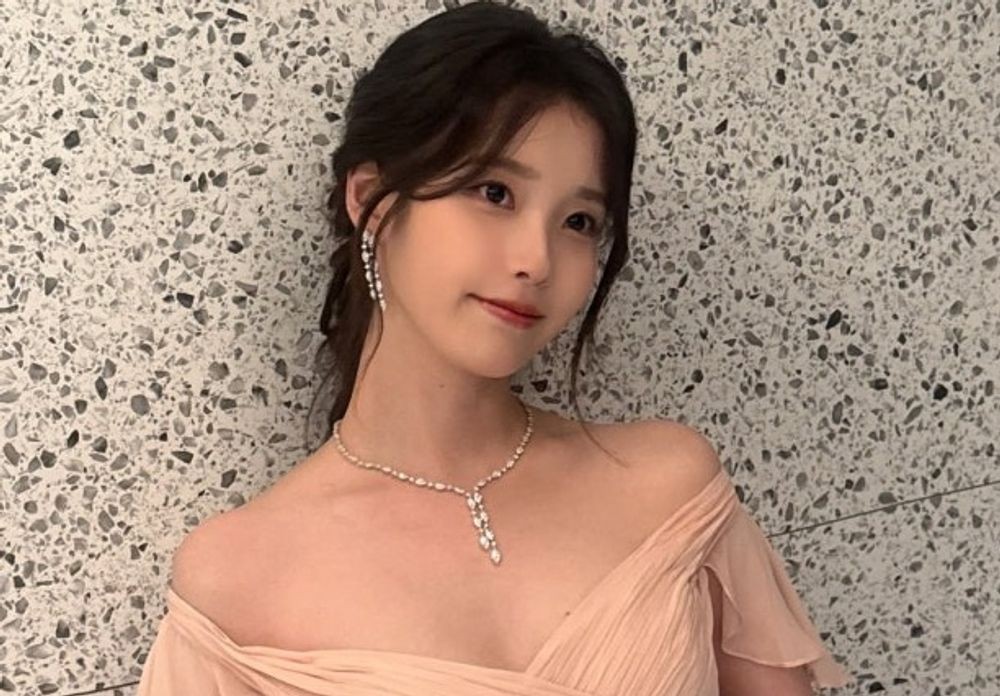 아이유 , '건강악화' 고백 열흘 만에 공식 석상 "오늘은 안 떨릴 줄 알았...
