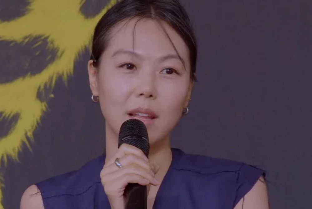 <b>김민희</b>, <b>홍상수</b> 혼외자 출산 후 첫 <b>공식석상</b>…"촬영장 아기 데려가 수유...