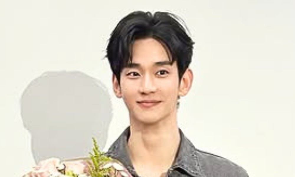 '활동 재개' <b>김수현</b>, <b>복귀</b>하자마자 '박제' 당했다…소속사도 힘 보태 [R...