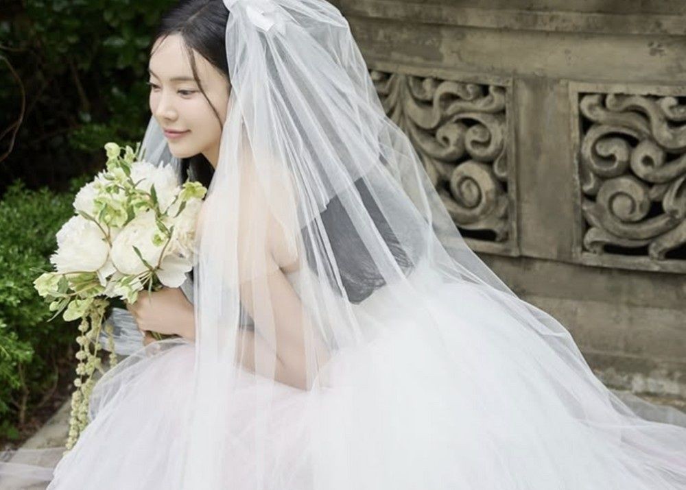 <b>김나희</b>, 8월의 신부 됐다.. 이찬원·송가인 축복 속 비연예인 <b>사업가</b>와...