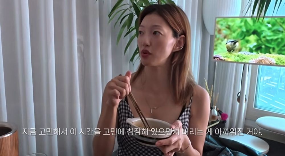 <b>이엘</b> "7년째 <b>솔로</b>.. 요즘처럼 힘들 때 어깨 빌려줄 사람 필요해" [RE:뷰]
