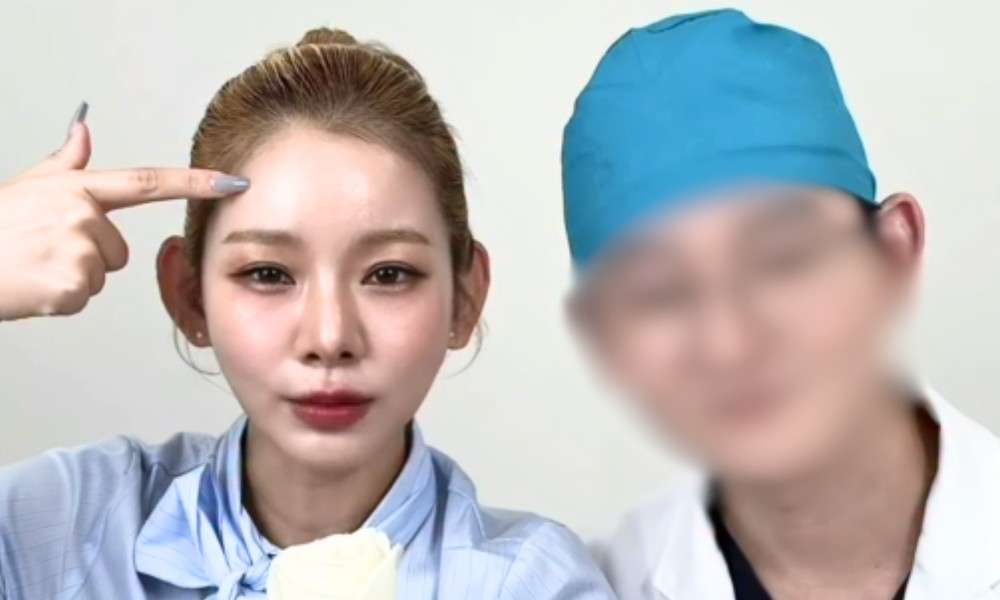 メン・スンジと、顔にぼかしが入った男性が並ぶ写真