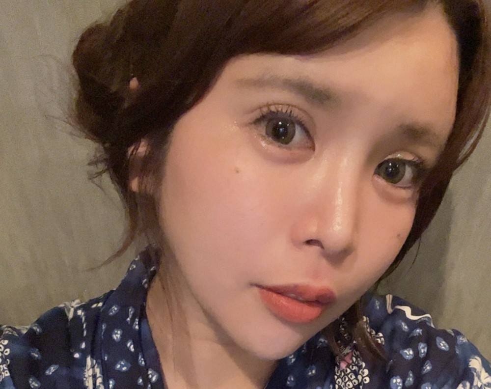 カメラに向けて微笑む坂口杏里