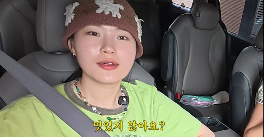 ハン・ヘジンのYouTube旅行動画で車内から笑顔を見せるオム・ジユン