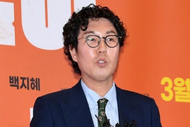 イベント会場で話すラジオDJのキム・ヨンチョル