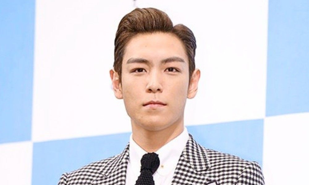 チェック柄のジャケットを着たT.O.P(チェ・スンヒョン)のポートレート。