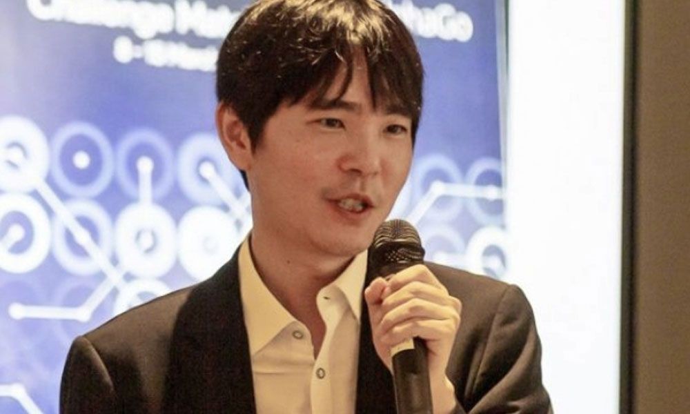 マイクを手に話す元プロ囲碁棋士のイ・セドル