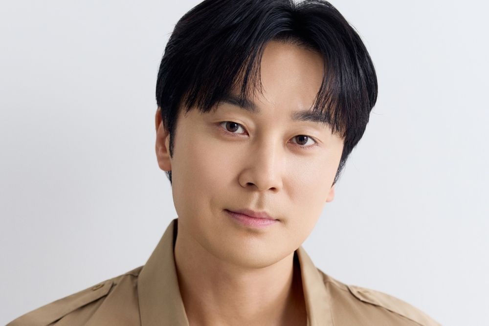 正面を向いて穏やかにほほ笑む俳優ソ・ヒョヌ