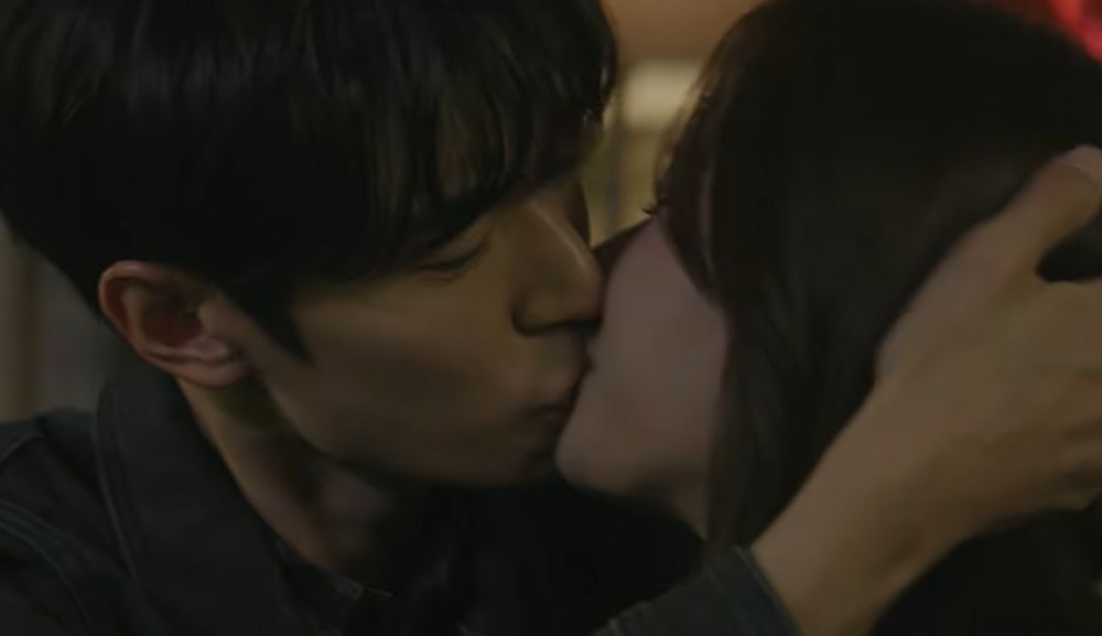 ドラマ『君にダイブ』でキスを交わすチョン・ウジェとユン・ハナ