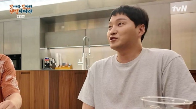 tvN『味をたどり道をたどりデミョンと』で食堂に立つキム・デミョン